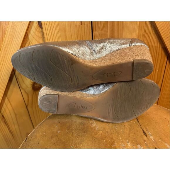 Clarks Artisan Peep-Toe Wedge Pumps Gold Metallic Size 6.5 - Picture 6 of 9